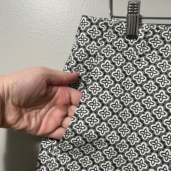 Banana Republic Hampton Fit Chambray Pattern Rolled Cuff Mid Rise Shorts - Picture 4 of 10